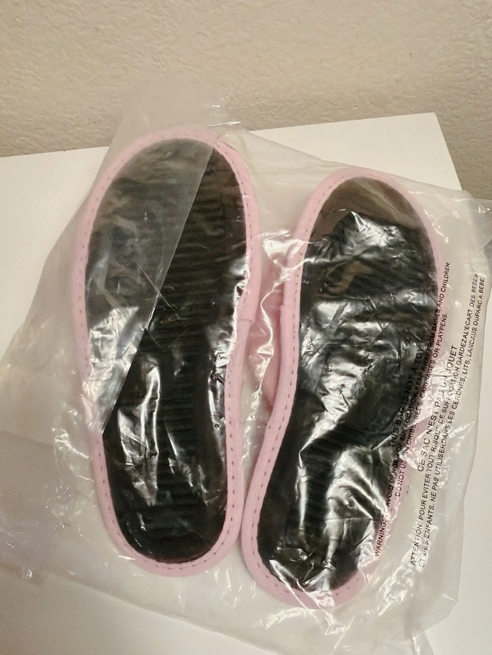 Victoria’s Secret Pink Pom Pom Plush Slippers Women’s Size S New in Bag
